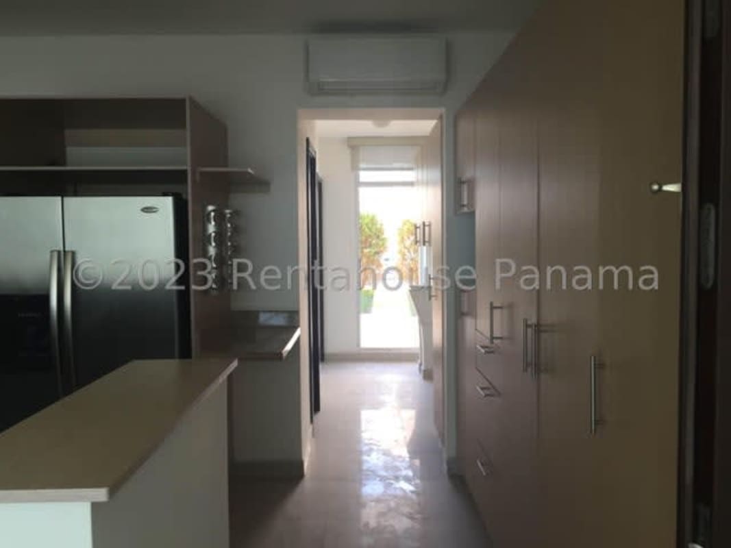 Unfurnished spacious master bedroom with skyline views in PH San Francisco Sky Tower Panama City