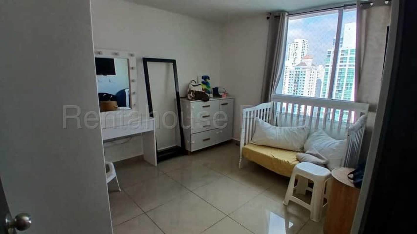 Furnished master bedroom with walk-in closet and city view in PH Park View San Francisco Panama City