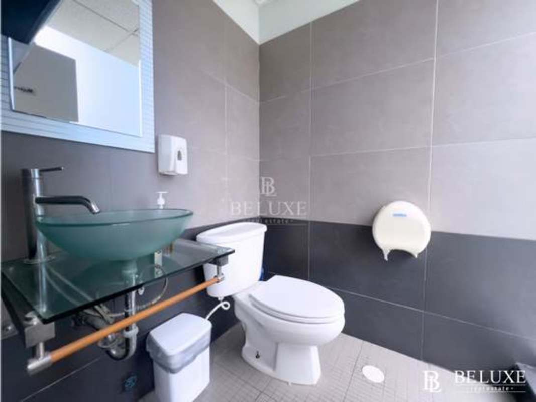 Corporate reception area with tile floors and elegant finish in Torre Banesco, Panama City