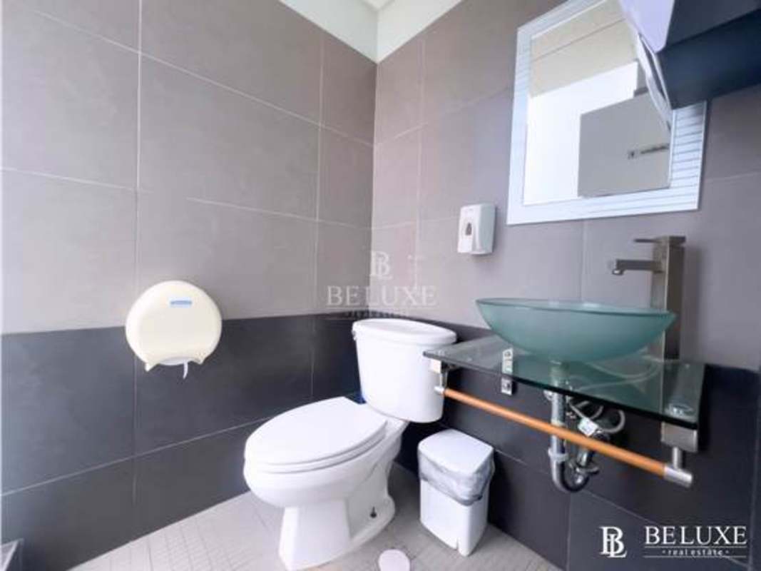 Glass-partitioned meeting room in Torre Banesco corporate tower, Panama City