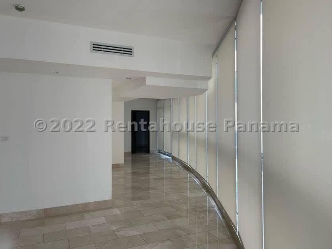 Spacious master bedroom with walk-in closet and ocean views in PH Grand Tower Panama