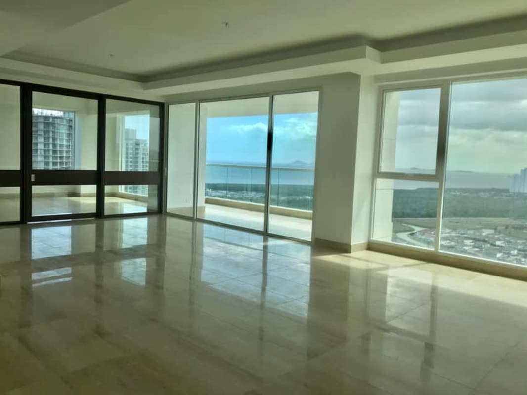 Expansive balcony panoramic ocean golf city views PH Solana Panama