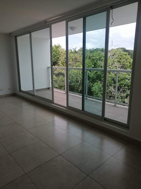 Modern kitchen with granite countertops, island and built-in appliances in PH Clayton Park Panama