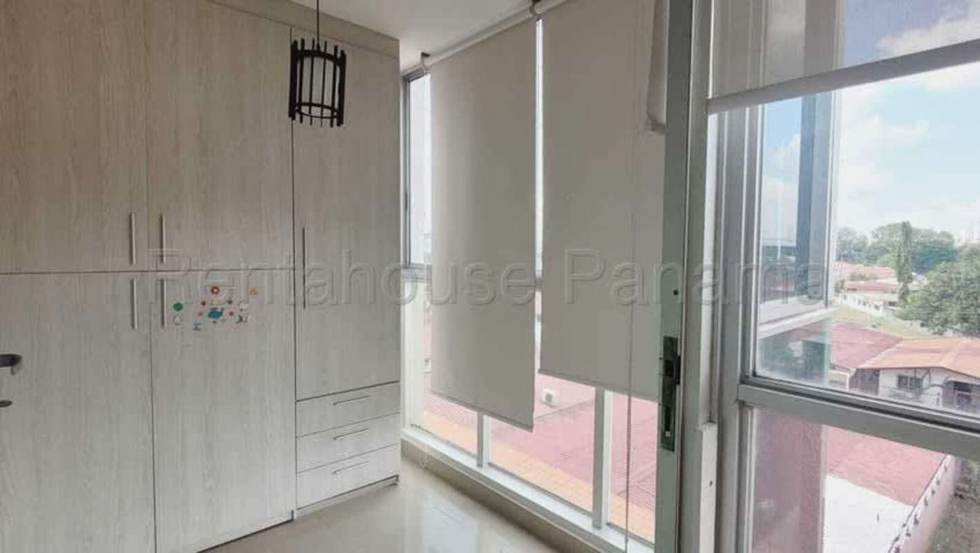 Sunlit bedroom with roller blinds and built-in closet in PH Creta Chanis Panama City