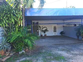 Covered carport garden area front affordable rental apartment Chitré Panama