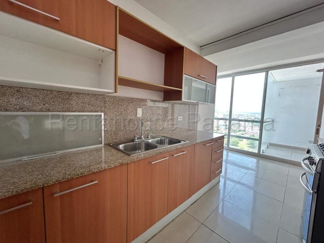 Modern rooftop swimming pool with city views in PH Bahia del Golf Altos del Golf Panama