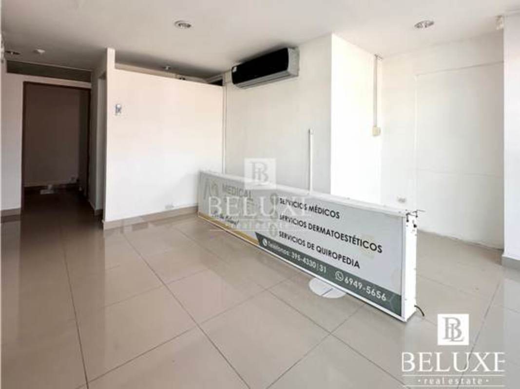 Lobby or entrance hall with white walls and tiled floor PH Albrook Point Ancón Panama