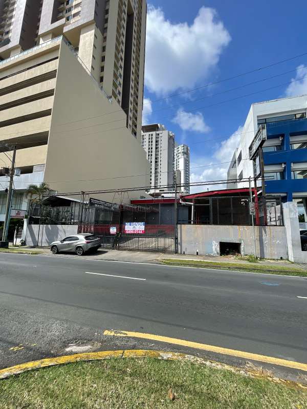 Exterior facade view with signage and gated access of commercial lot 12 de Octubre Panama
