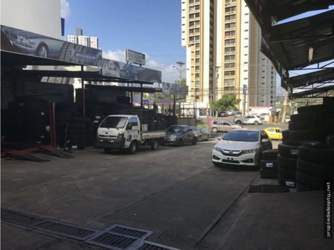 Mixed-use commercial plaza with tower background 12 de Octubre Panama City
