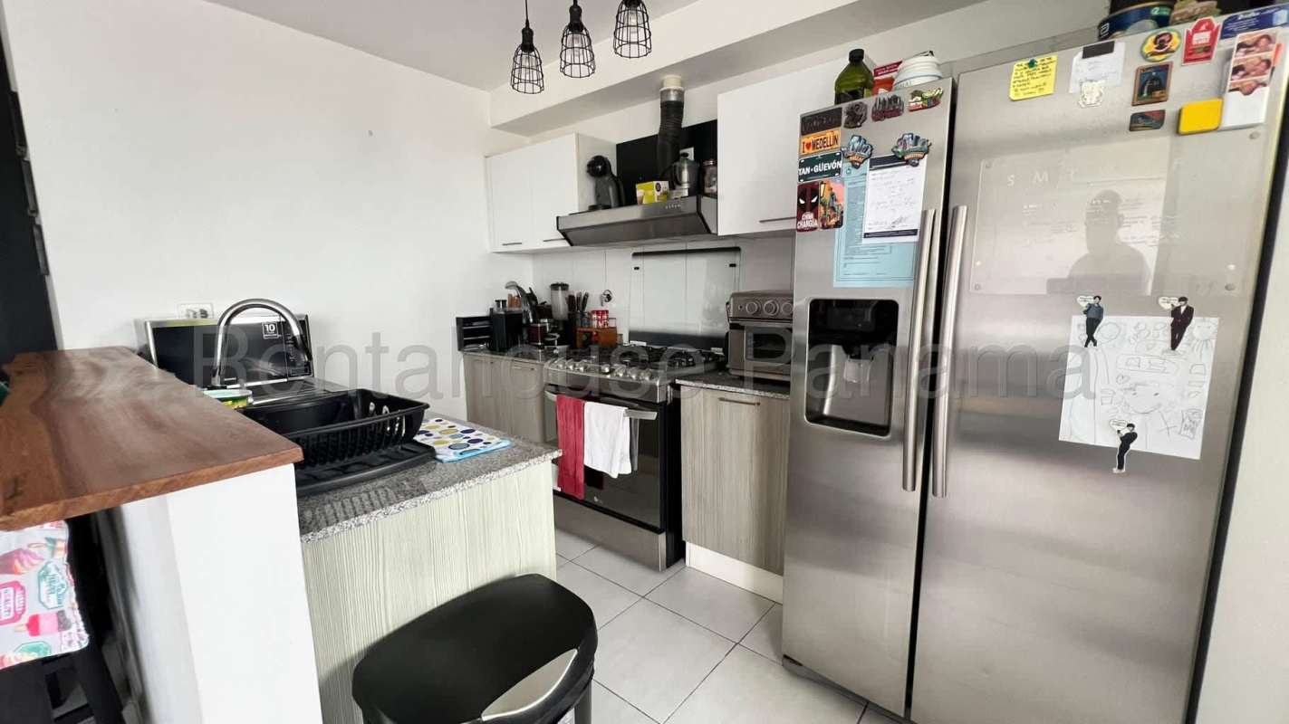 Apartment kitchen with granite countertop and stainless steel appliances at PH Metropolitan Park Obarrio
