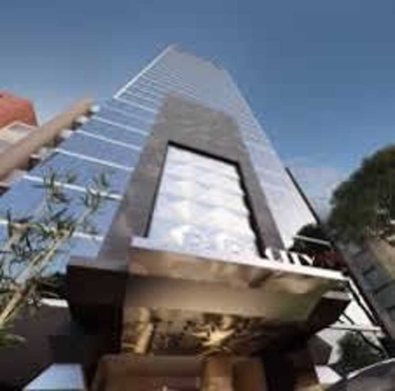 Spacious living room with air conditioning, modern lighting, and large windows with city view in Obarrio Panama