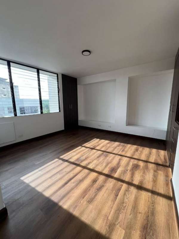 Modern bedroom with wood floors, built-in closet, large window PH Dorasol El Dorado Panama