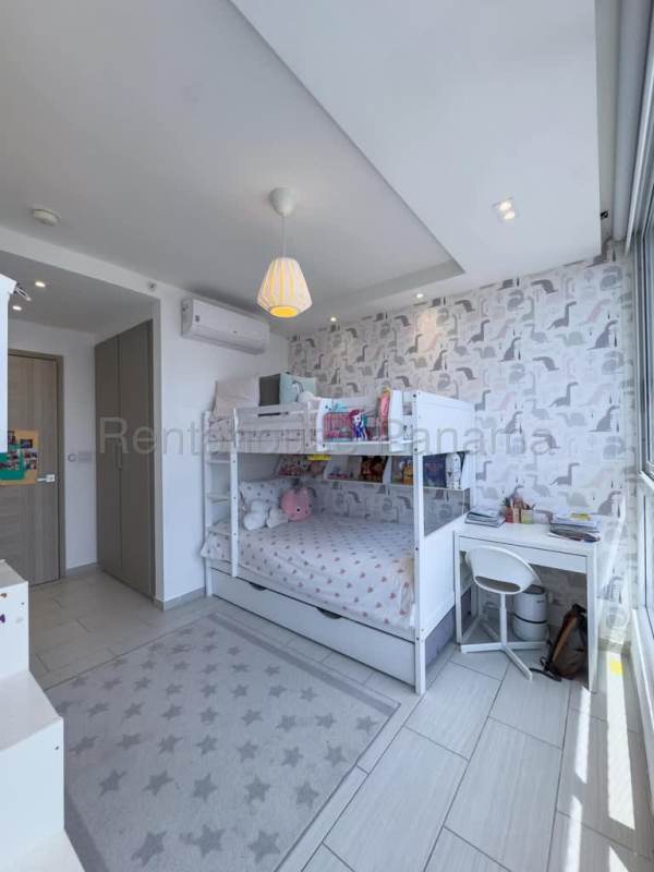 Children's bedroom with bunk beds and large windows at PH The Towers San Francisco Panama