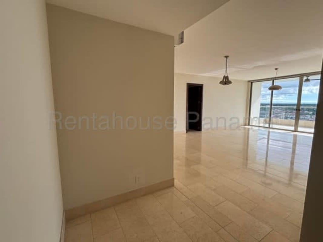 Modern kitchen with quartz counters and stainless appliances in PH Greenview Santa Maria