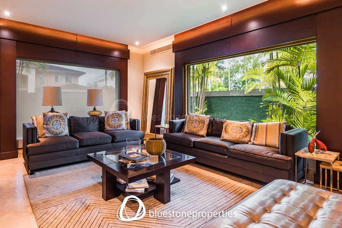 Spacious master suite with balcony overlooking garden Costa del Este