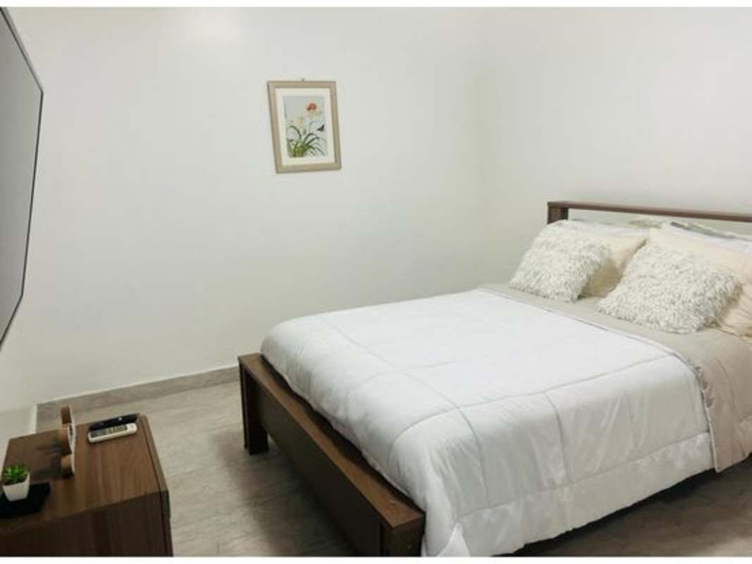 Modern bedroom featuring double bed, closet, nightstand and neutral decor in PH Terramar San Francisco Panama