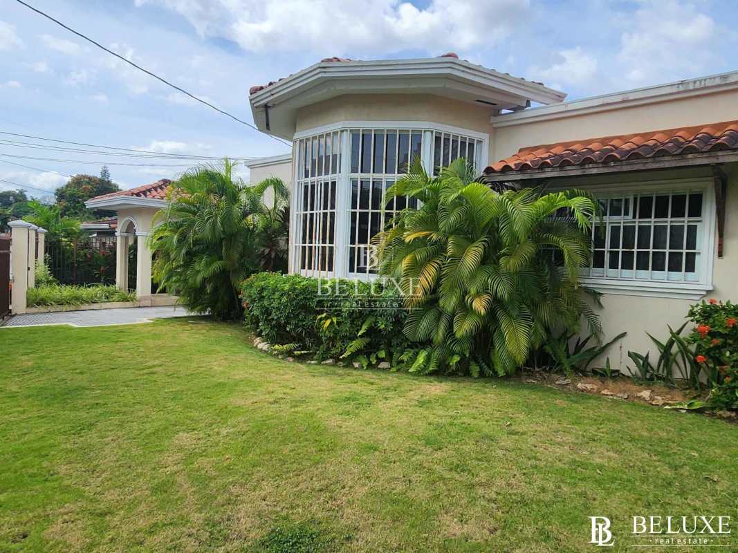 Large terrace with garden seating area single-family home Loma Alegre Panama