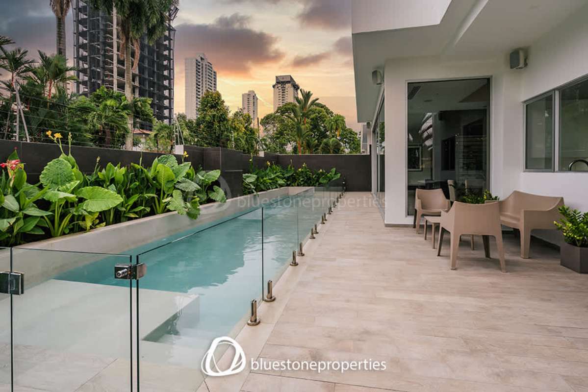 Luxury lobby lounge with onyx accent wall and sculpture at Altos del Golf Panama