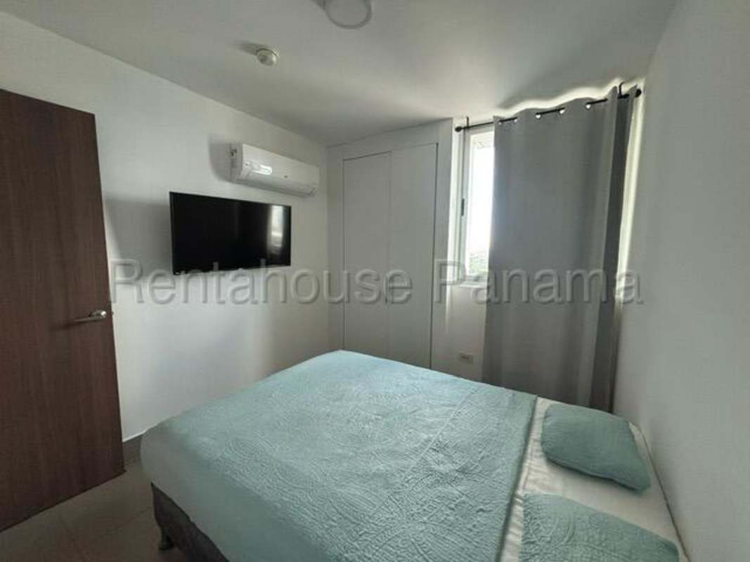 Modern bathroom with walk-in glass shower vanity PH Bella Vista Residences Panama