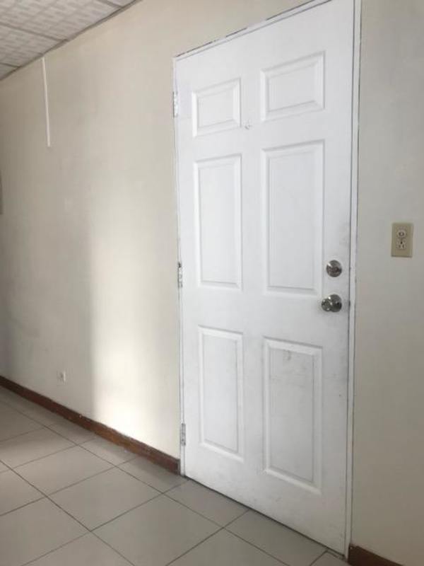 Bedroom with louvered window and tile flooring in PH Oxford Tower Carrasquilla Panama City