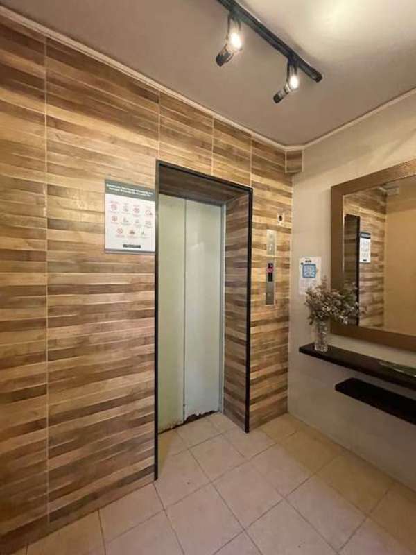 Elevator lobby with wood tile accents, floating shelf and mirror at PH Mystic Tower Panama