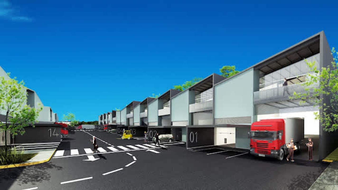 Multiple truck loading bays and roll-up doors in warehouse park Milla 8 Panama