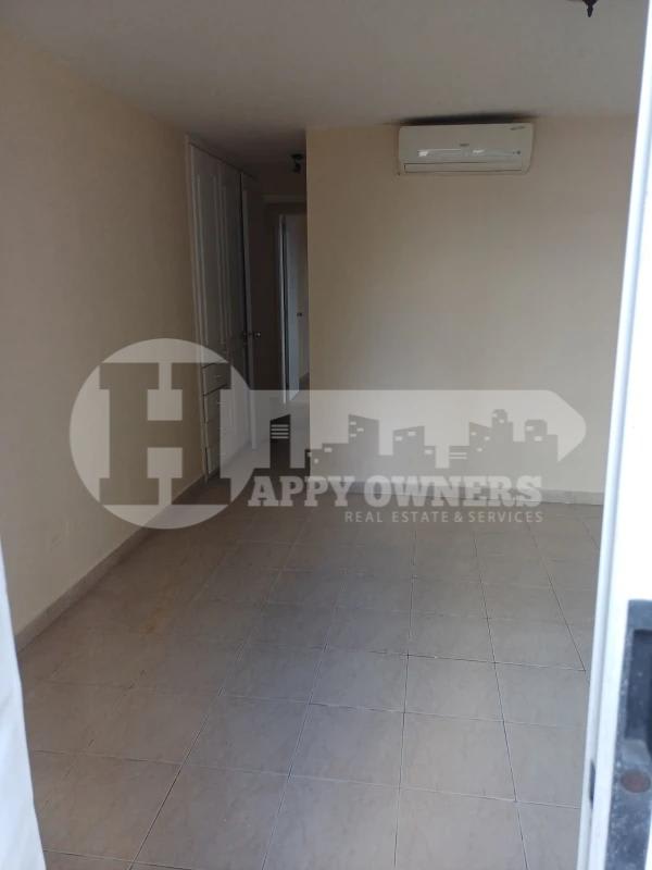 Bathroom with shower, pedestal sink and mirror in PH Terrazas de San Francisco Panama City