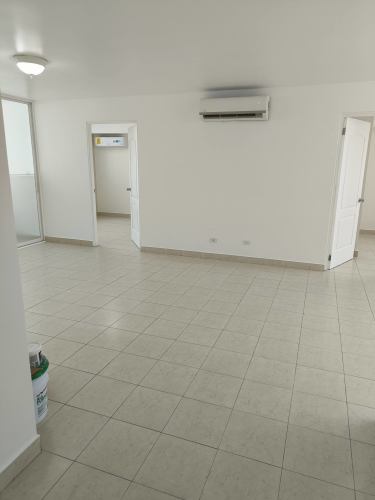 Bedroom with large window, ceramic tile floor, split-type AC in PH Edison Park Panama