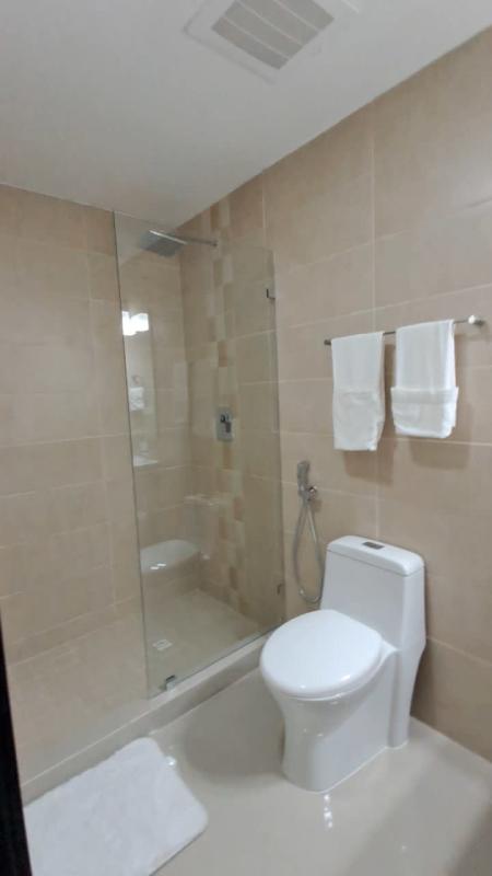 Modern bathroom with shower glass enclosure, porcelain tile PH Lemon Tower Bella Vista Panama