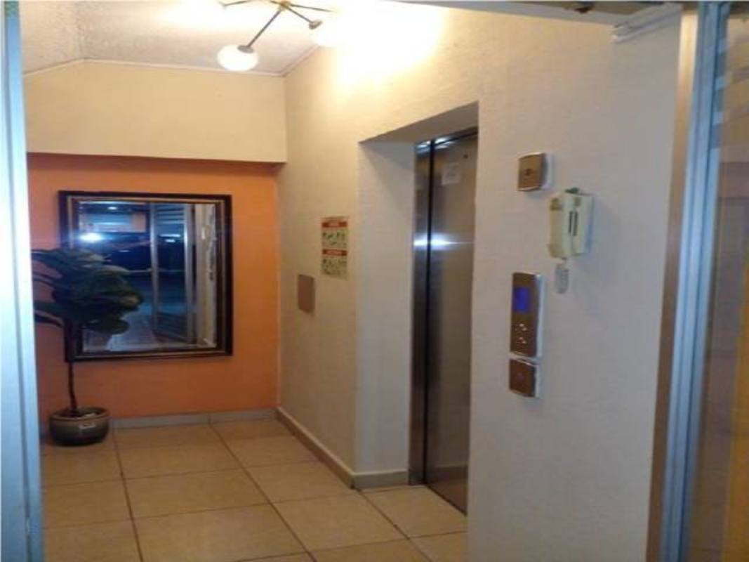 Lobby area with elevator, seating and plants at PH Madison Towers Altos de Panamá