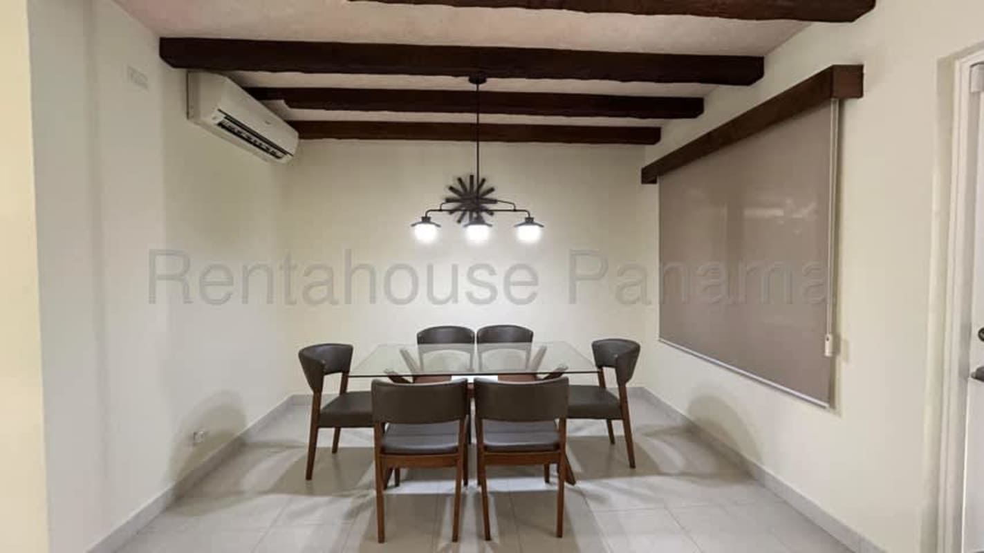 Garden patio with outdoor seating, covered terrace, hammock Versalles Panama