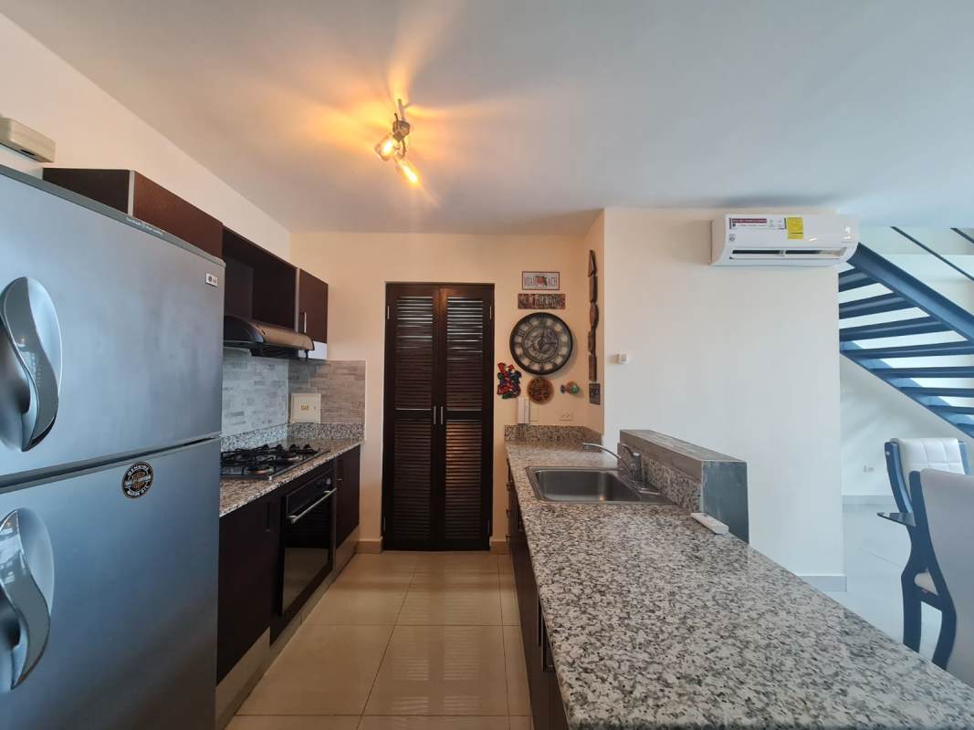 Modern bathroom with walk-in shower in loft apartment Vitro Loft El Cangrejo Panama