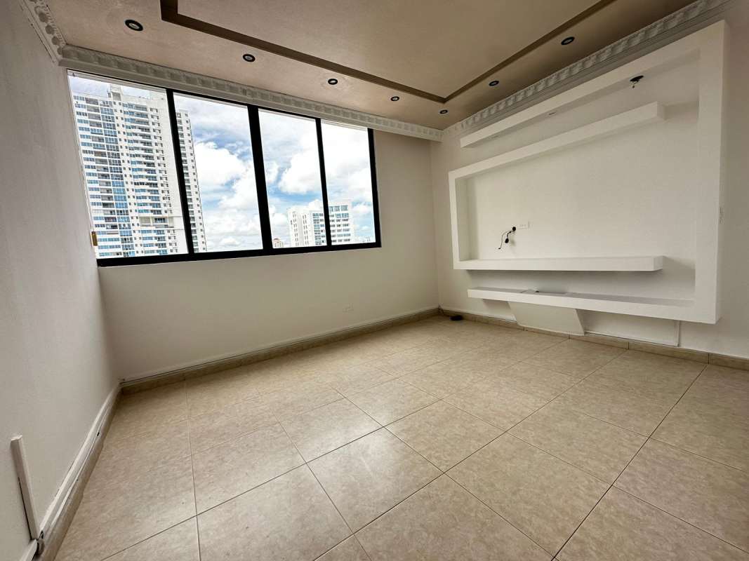 Secure lobby entrance PH Plaza Real with reception area and elevators in Panama City