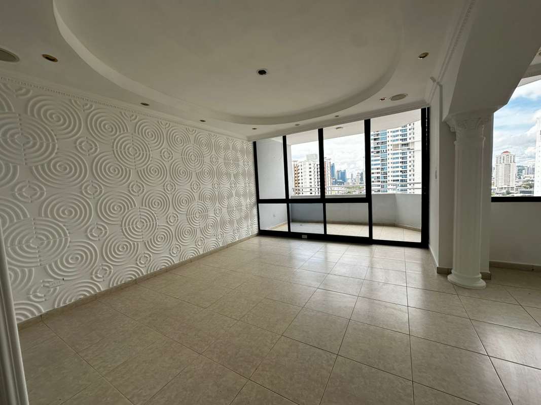 Bedroom with built-in closet tile floors bright window PH Plaza Real Panama City