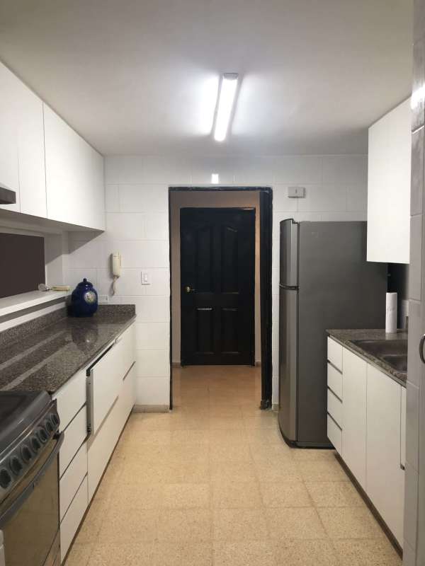 Granite counter kitchen with overhead cabinets PH Parque Marbella Panama