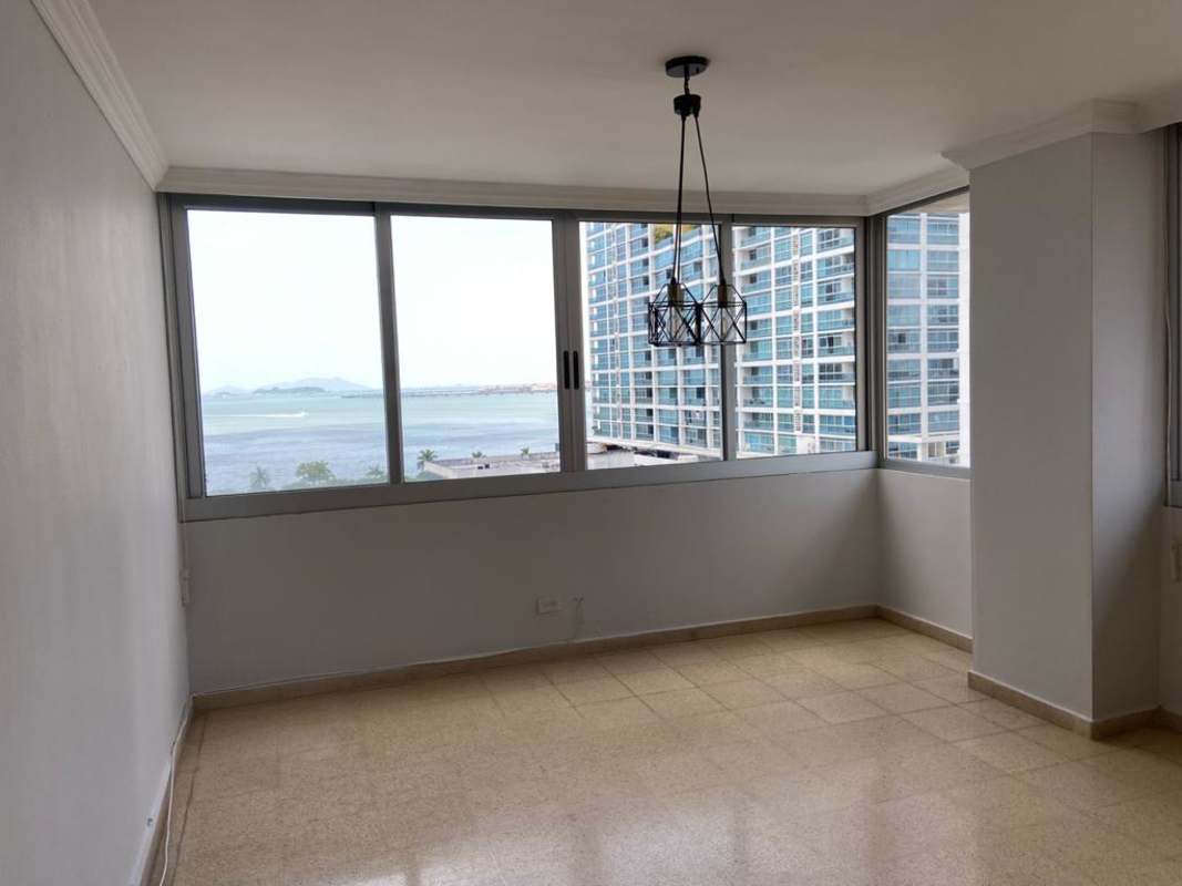 Corner large windows with panoramic city and ocean views Parque Marbella Panama