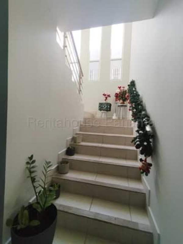 Living room with ceiling fan and tiled floors in Brisas del Golf house for sale Panama