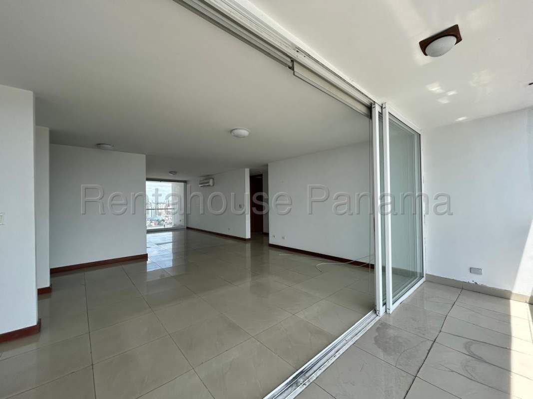 Master bedroom with ocean panorama, tile flooring, AC unit, PH Bahia del Golf Coco del Mar