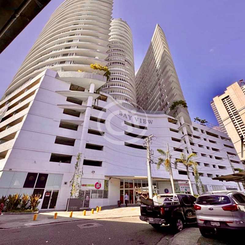 Curved rooftop infinity pool with ocean view at PH Bay View Avenida Balboa Panama