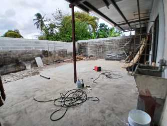 Empty tiled room with fluorescent lights commercial for rent in Panama