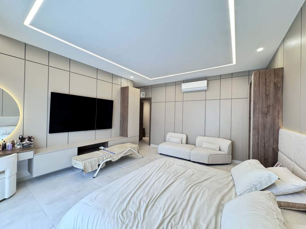 Master bedroom with walk-in closet, large windows, ensuite bathroom luxury home Santa María