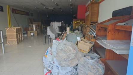 Commercial unit interior showing mezzanine second floor in 4 Altos Shopping Center Colón Panama