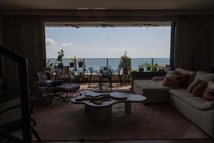 Bright living room with terrace access and panoramic ocean views in PH Bahía del Golf Panama