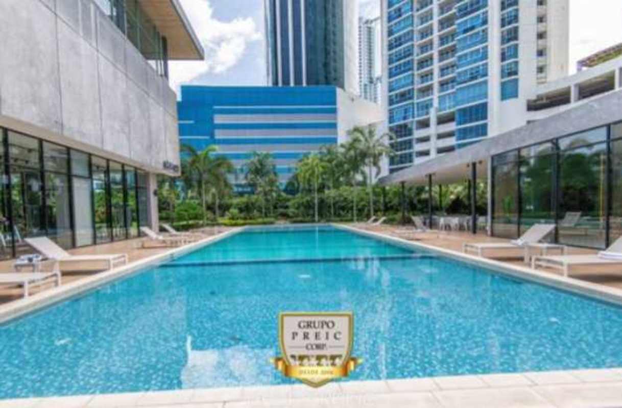 Resort-style swimming pool with lounge chairs PH Green Garden Panama