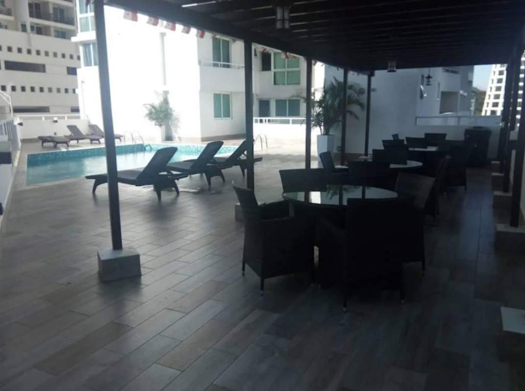 Shared outdoor terrace with BBQ area and pool view at PH El Mare Edison Park Panama
