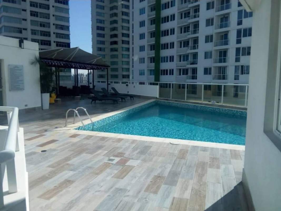 Outdoor swimming pool with sun loungers and shaded pergola in PH El Mare Edison Park Panama City