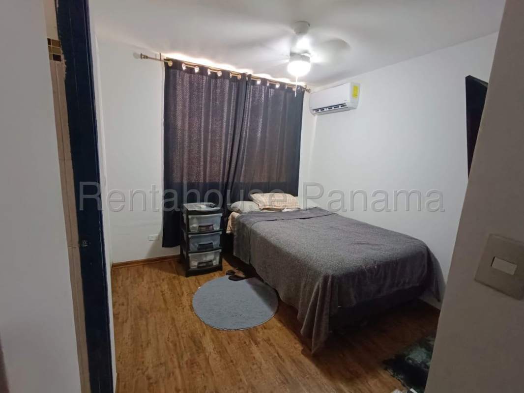 Bedroom with closet, window and tiled floor PH Torre del Rey Panama