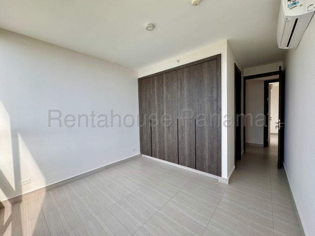 Bright bedroom with large closet, AC and tile flooring at PH Asia Costa del Este
