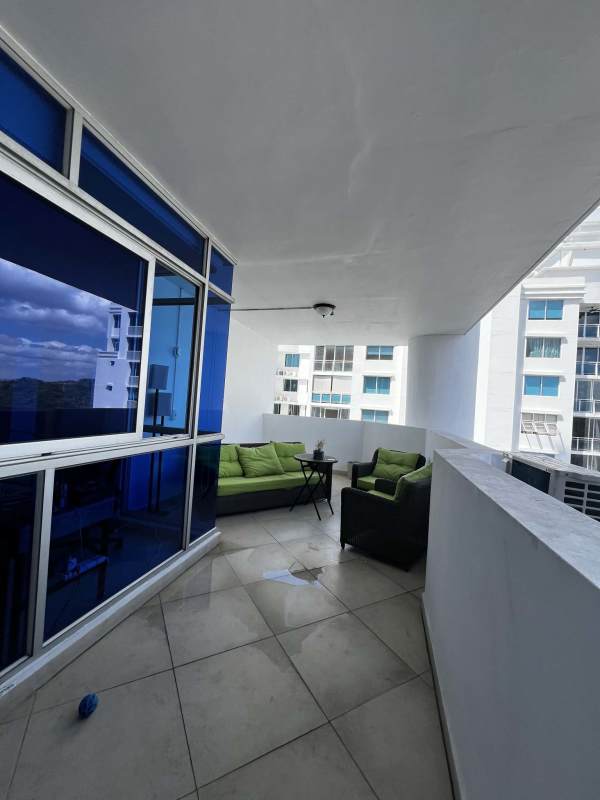 Spacious furnished balcony overlooking Panama City sky in PH Astoria El Cangrejo