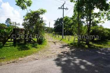 Flat open hectare surrounded by rural forests and distant mountain views in Panama Oeste